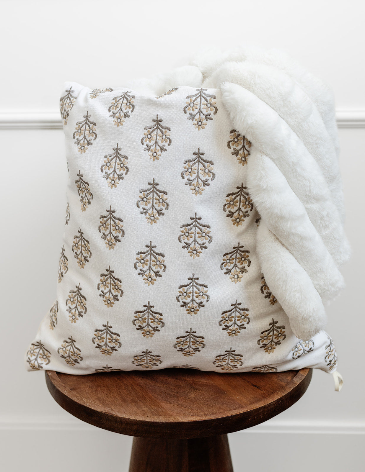 White Embroidered Floral | 19x19 Bothro