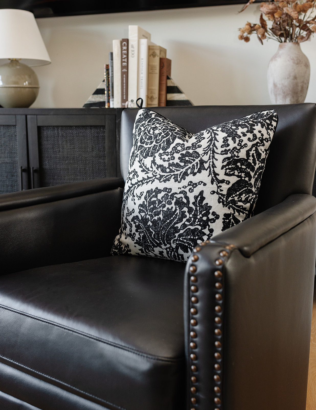 Black Floral | 19x19 Bothro