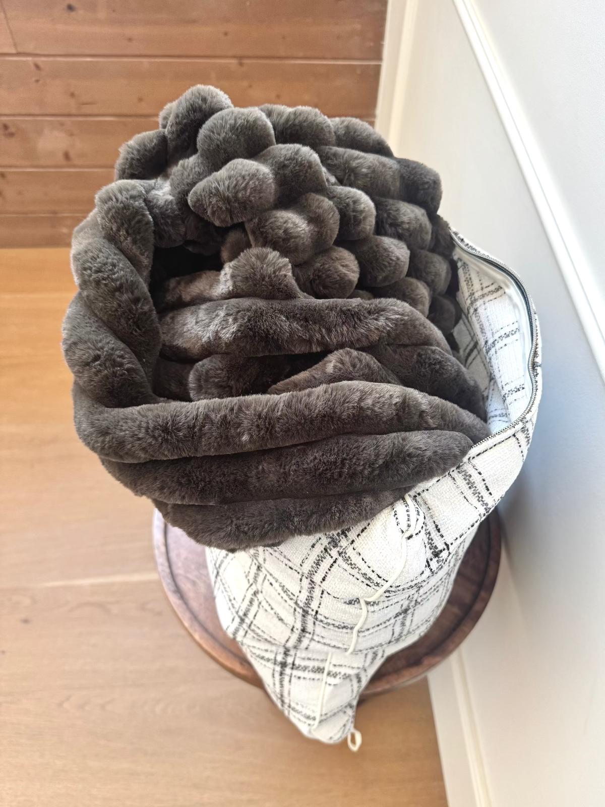 *New!* Black + White Plaid | 19x19 Bothro