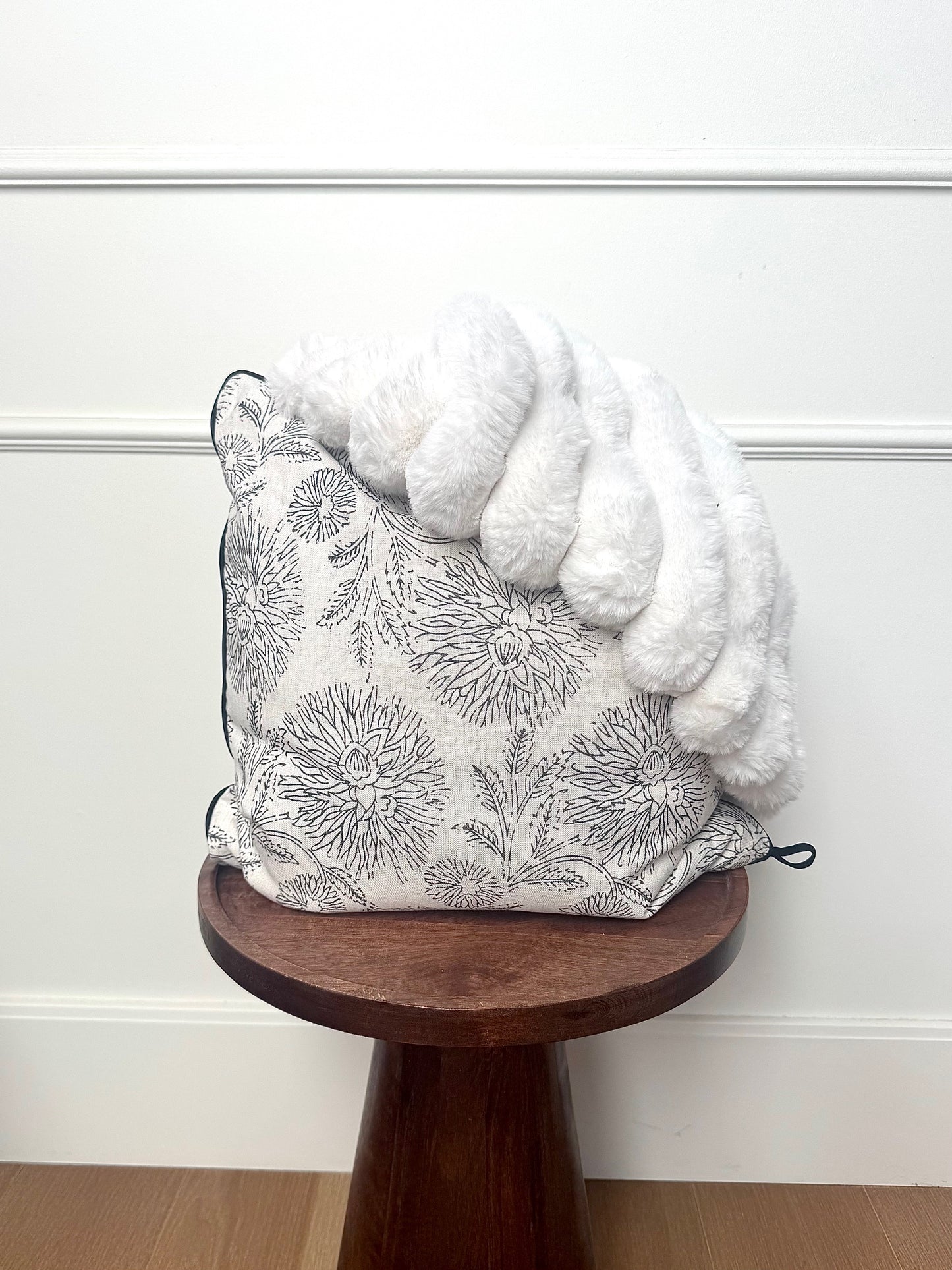 *New!* Fine Line Floral | 19x19 Bothro