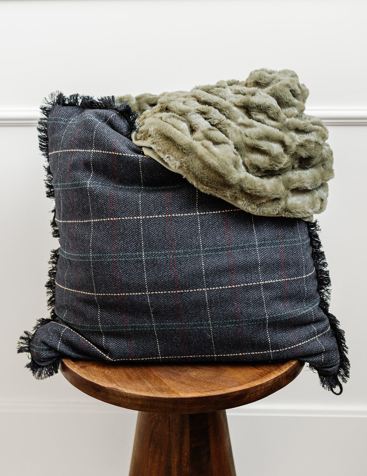 Black Fine Line Plaid | 20x20 Bothro (Discounted for tight zipper)
