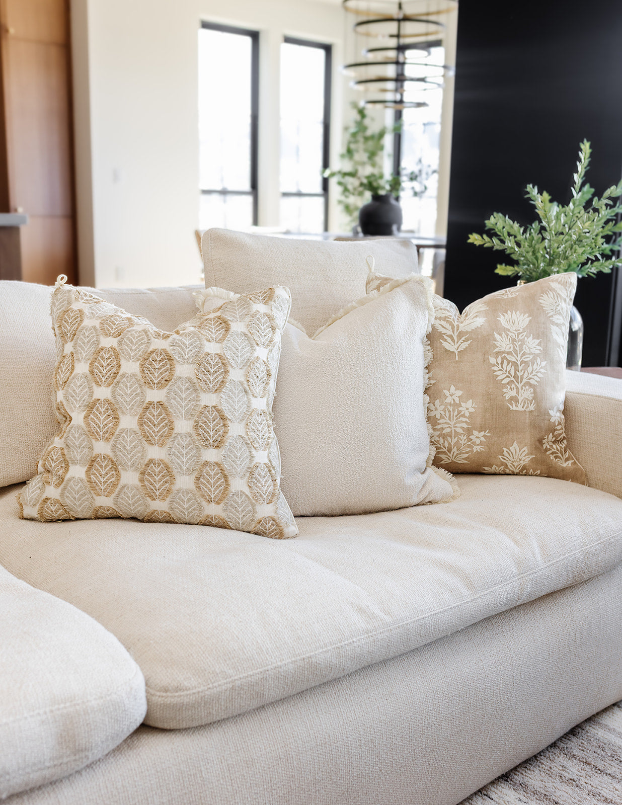Tan + White Floral | 19x19 Bothro